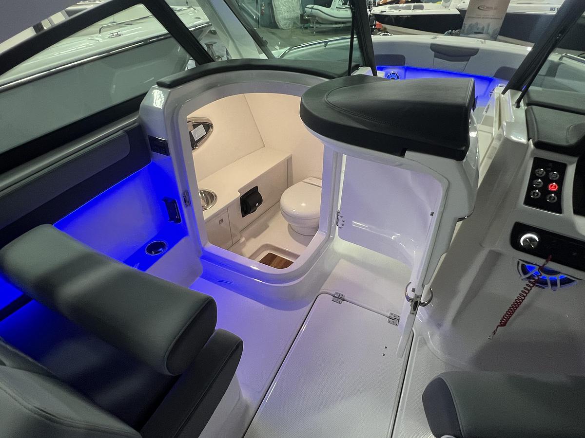 2026 Robalo R257 Dual Console