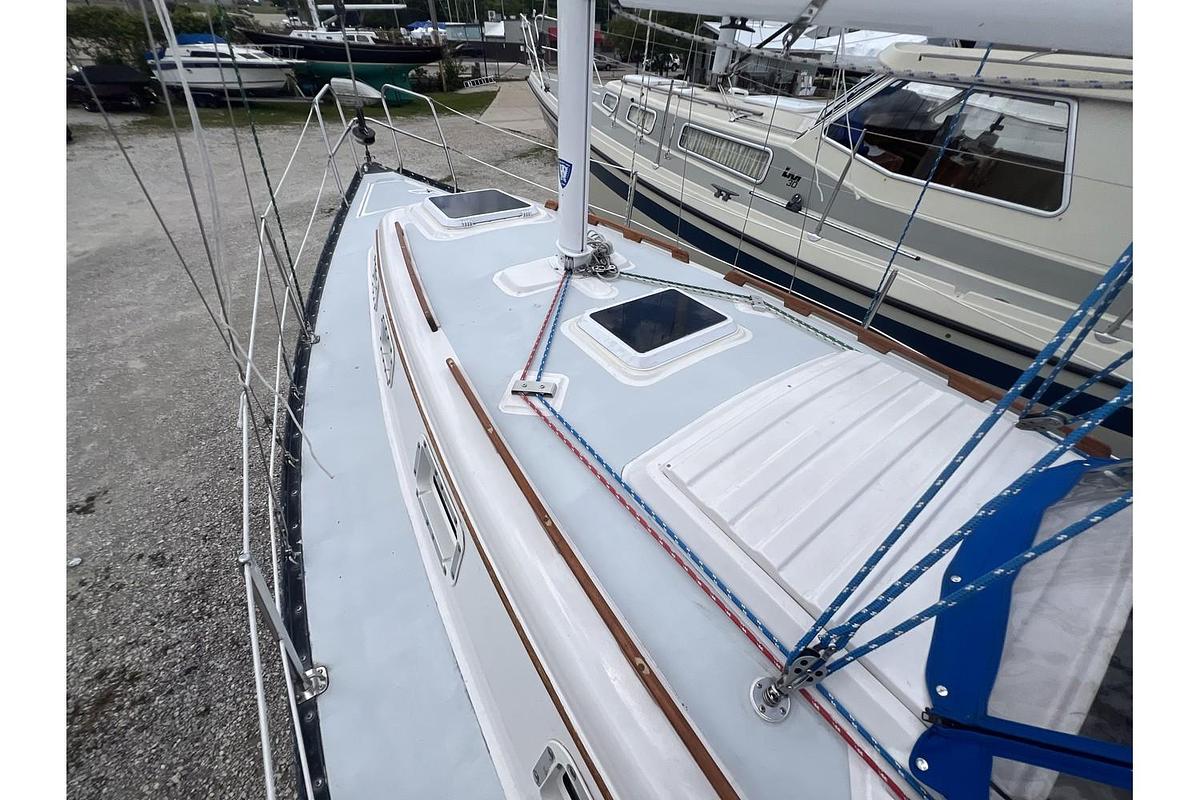 Used 1983 Marlow-Hunter 27 Cherubini