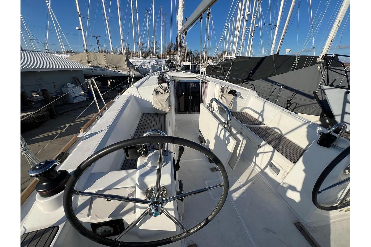 Used 2019 Beneteau Oceanis 35.1