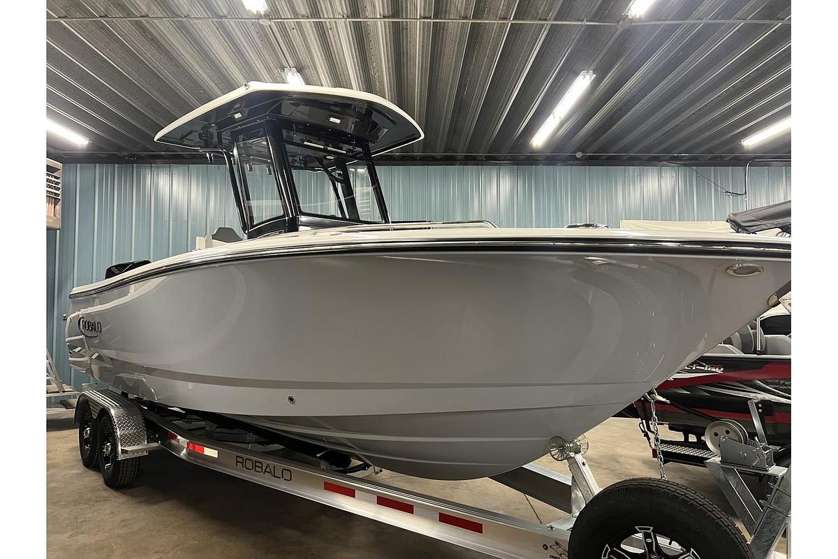 2025 Robalo Center Console R250