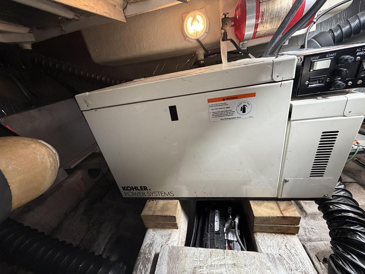 Used 1999 Carver 380 Santego