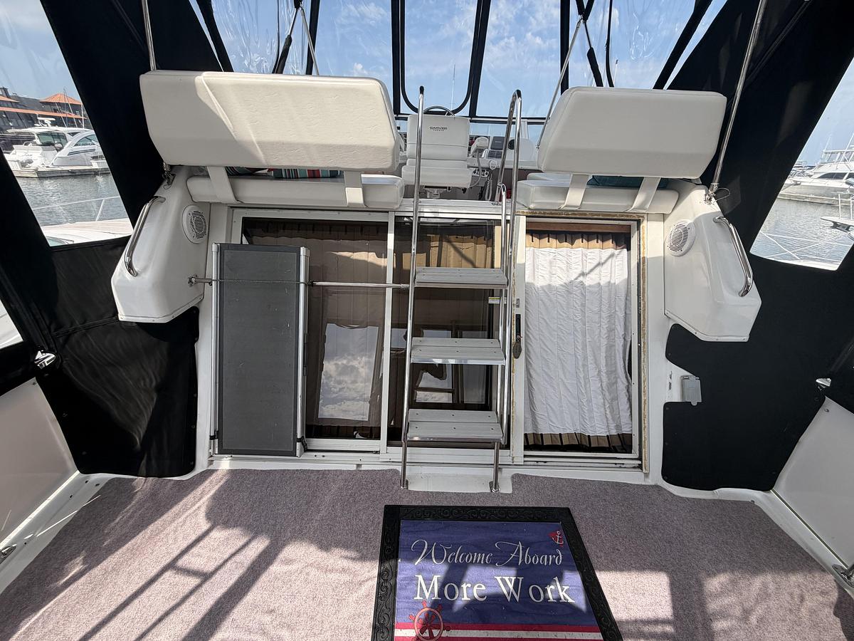 Used 2001 Carver 326 Aft Cabin Motor Yacht
