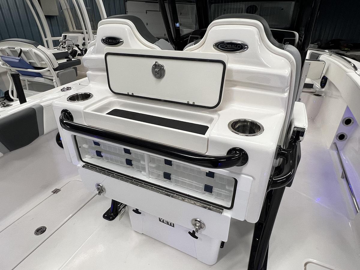 2026 Robalo Center Console R250