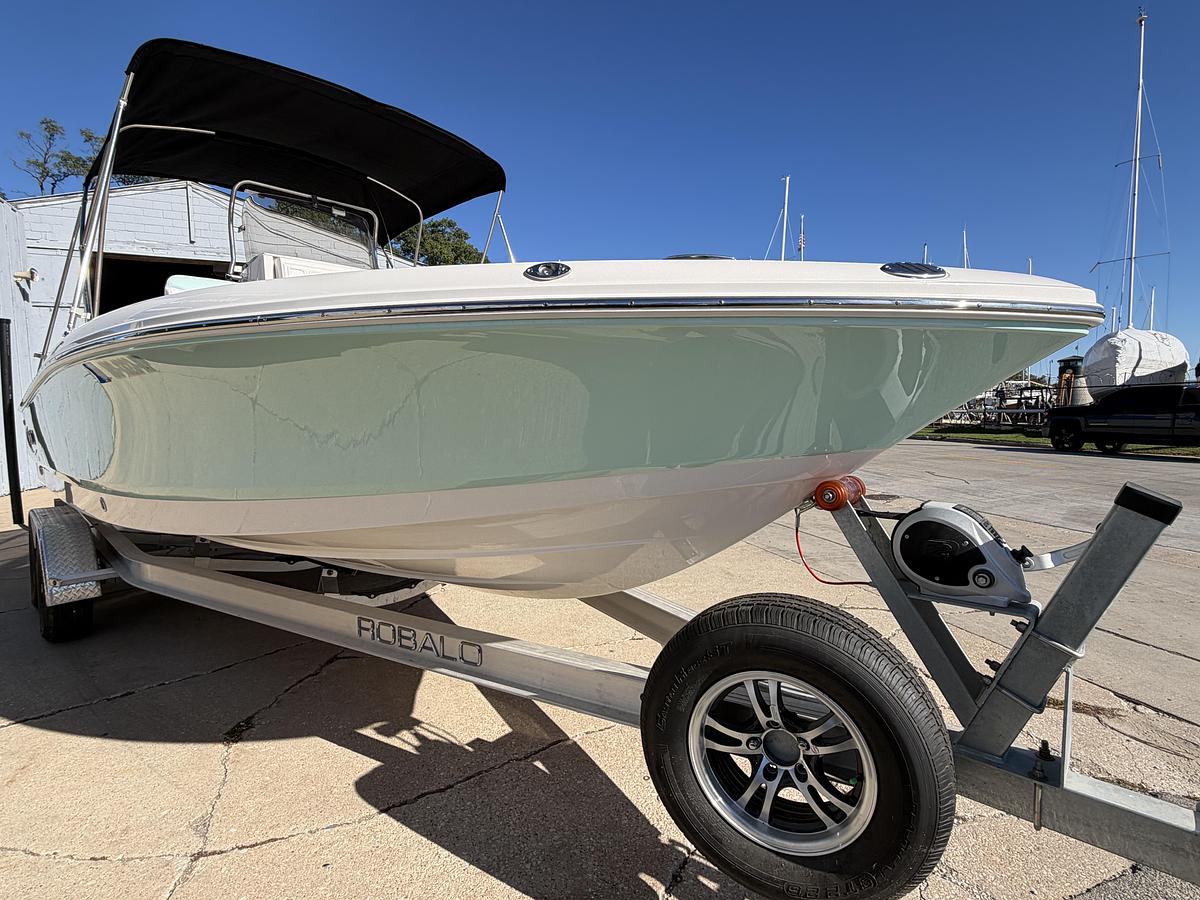 Used 2020 Robalo 226 Cayman