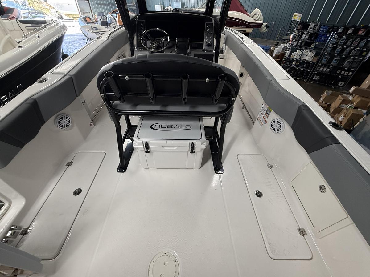 2027 Robalo R250