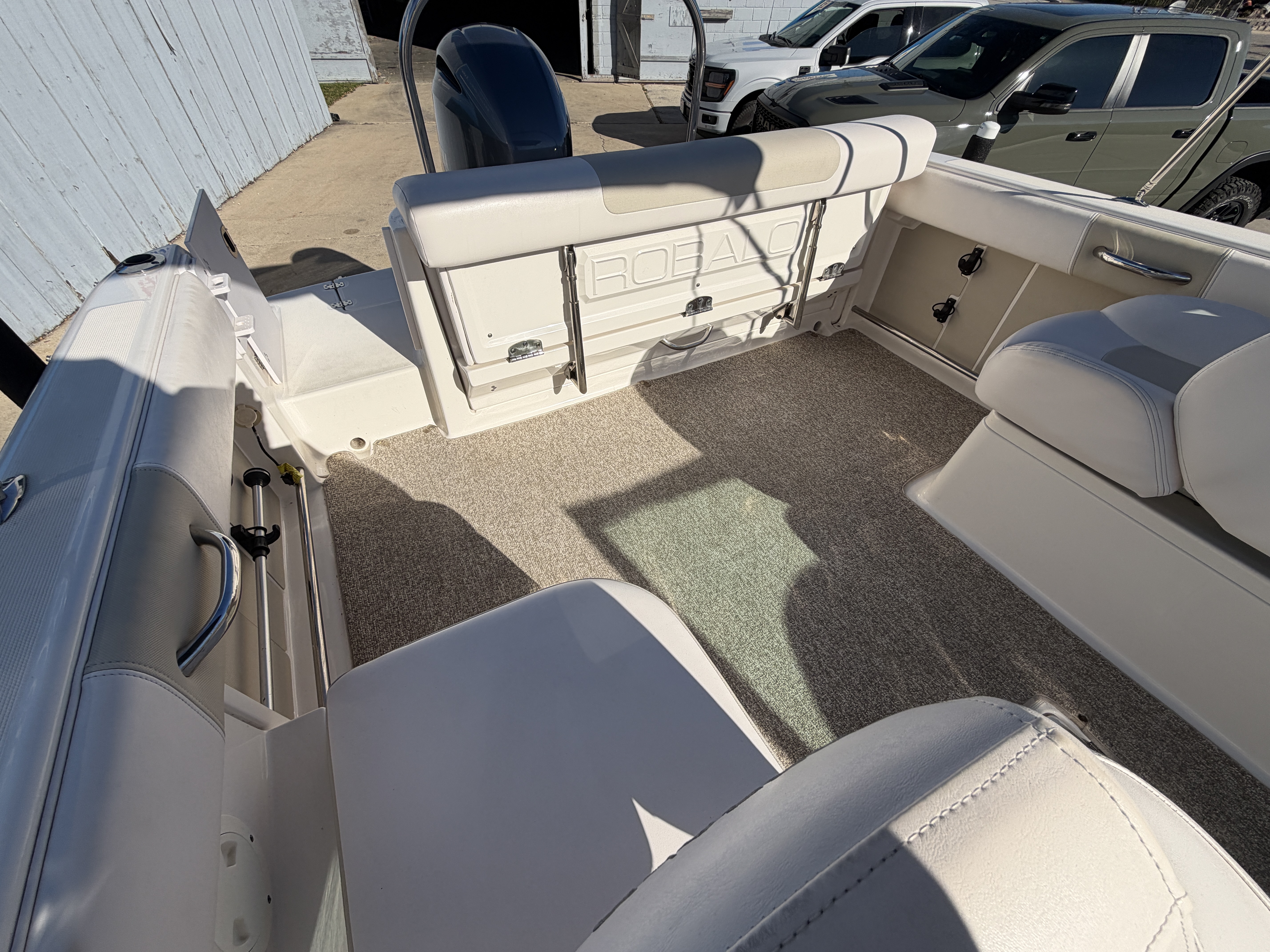 Used 2014 Robalo R227 Dual Console
