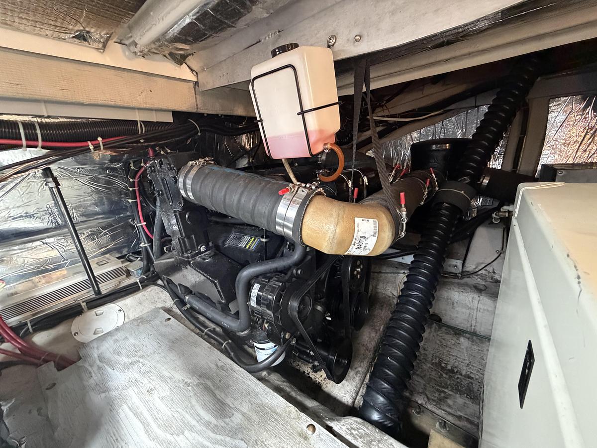Used 1999 Carver 380 Santego
