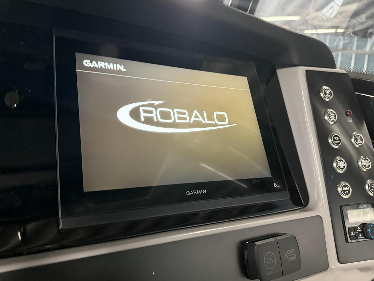 2027 Robalo R250