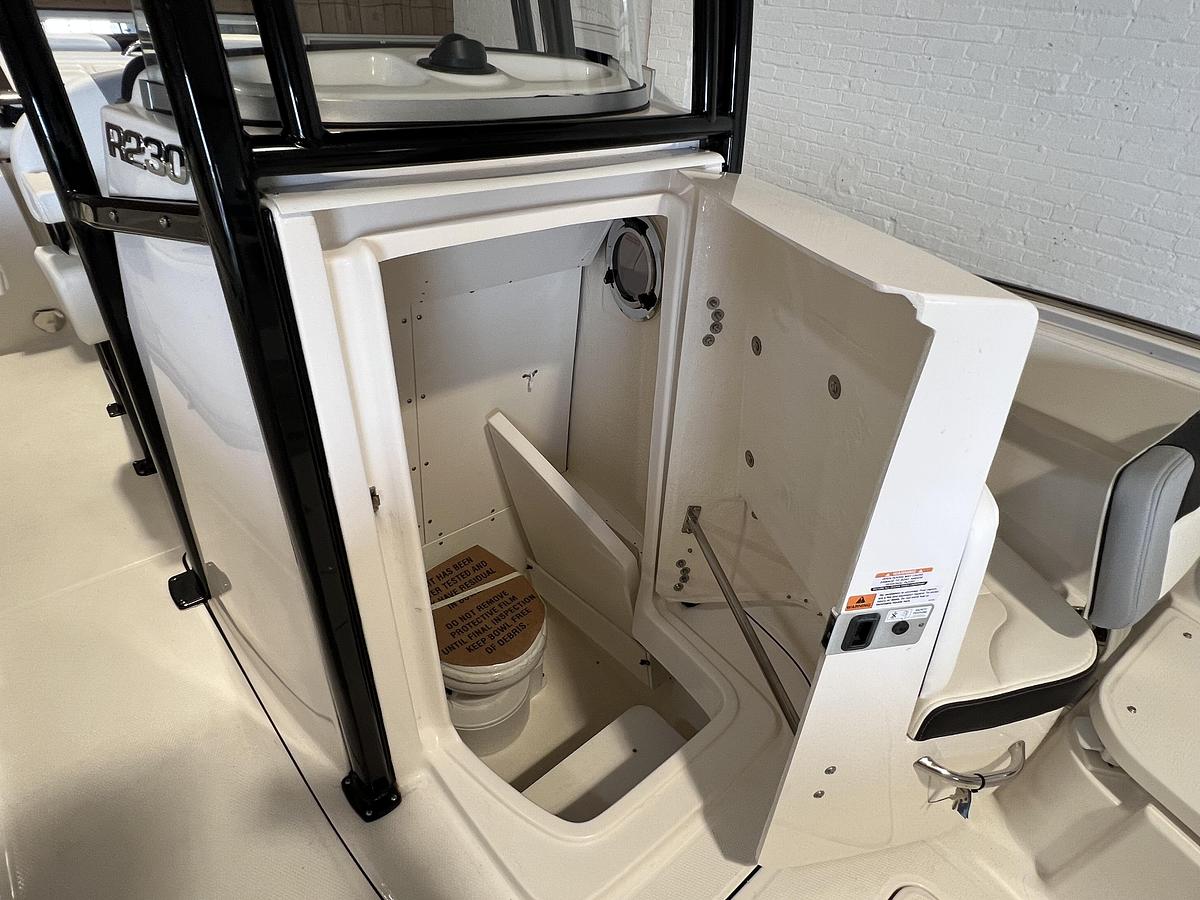 2025 Robalo R230 Center Console