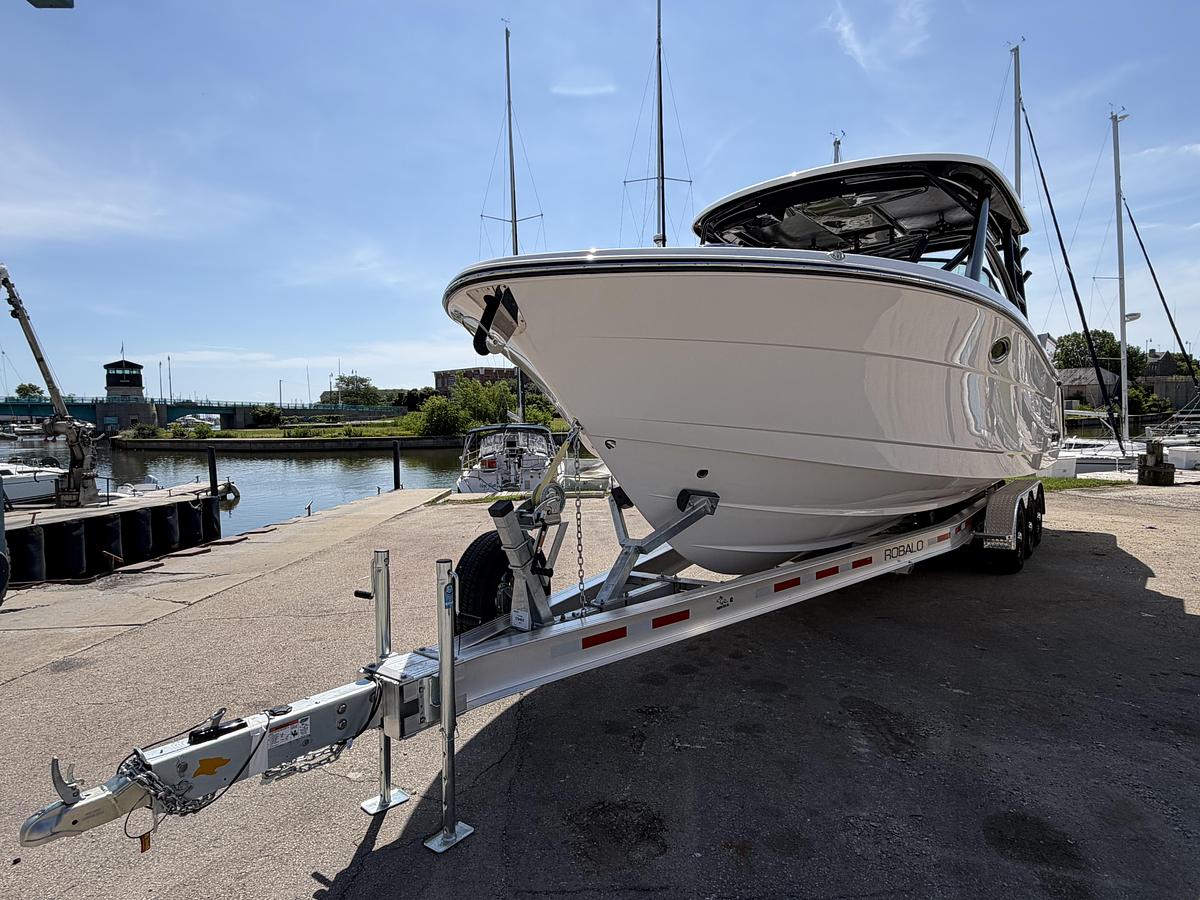 2026 Robalo R317 Dual Console