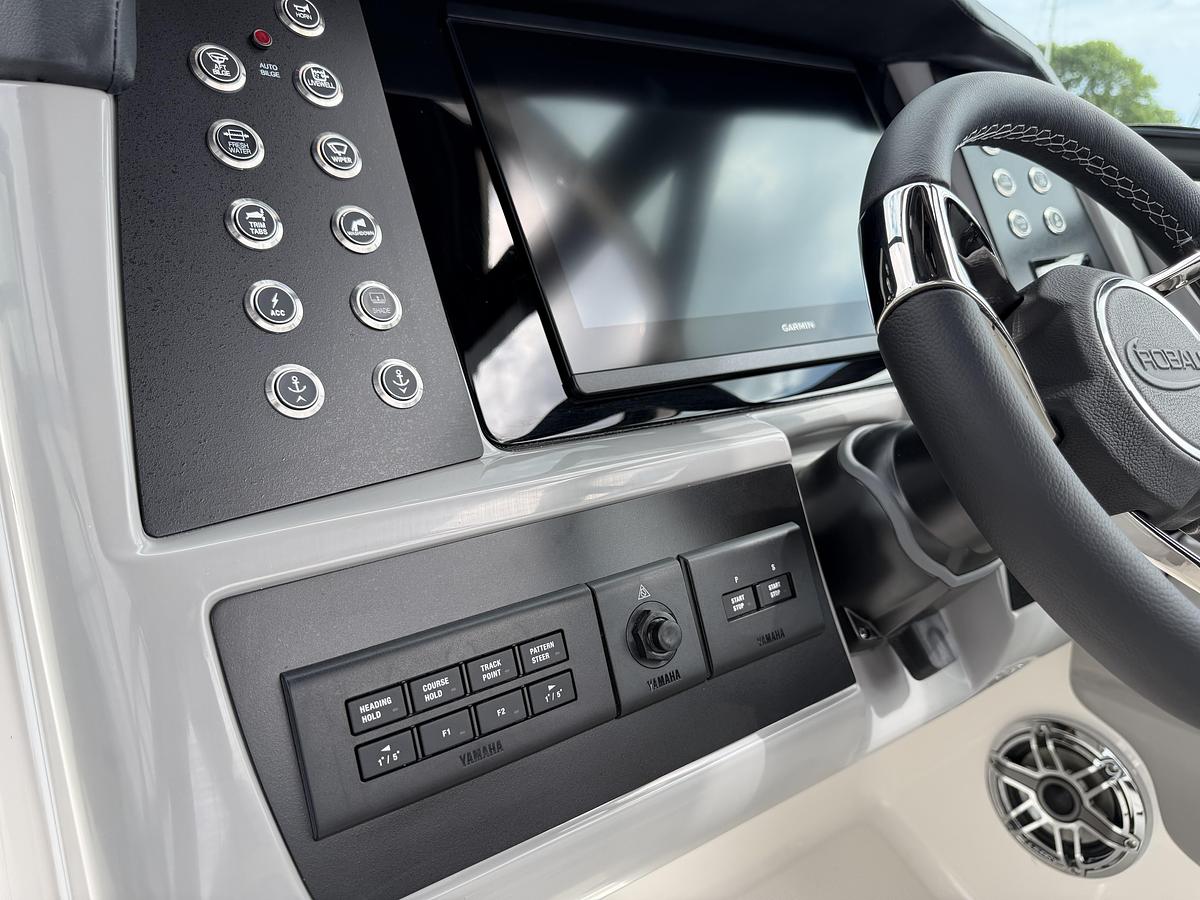 2026 Robalo R317 Dual Console