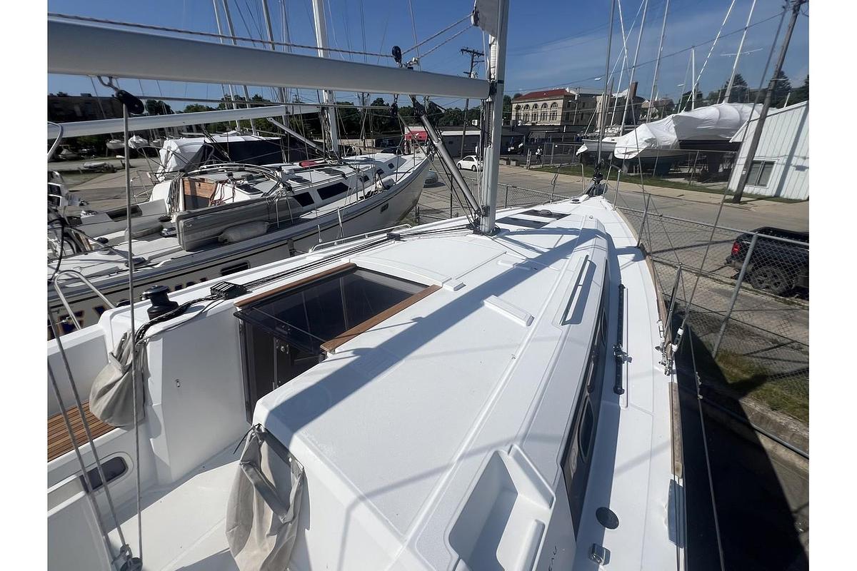 Used 2019 Beneteau Oceanis 35.1