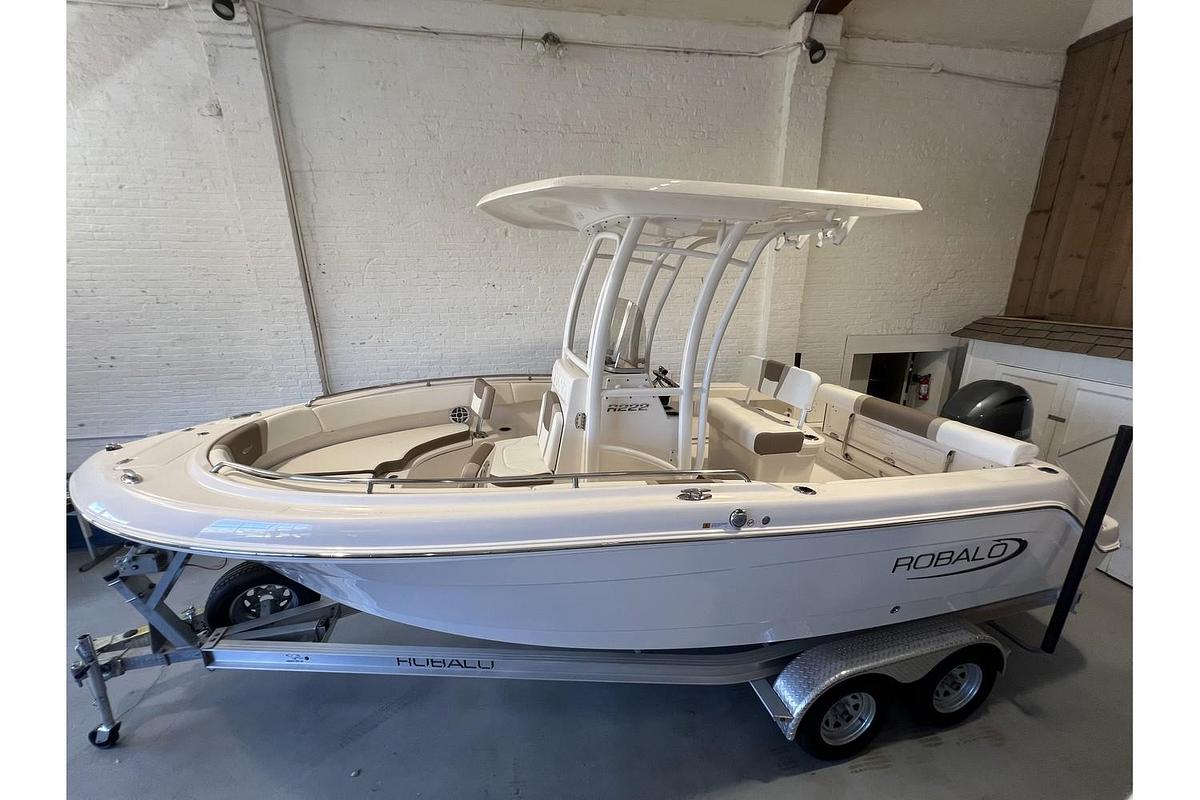2023 Robalo R-222 White