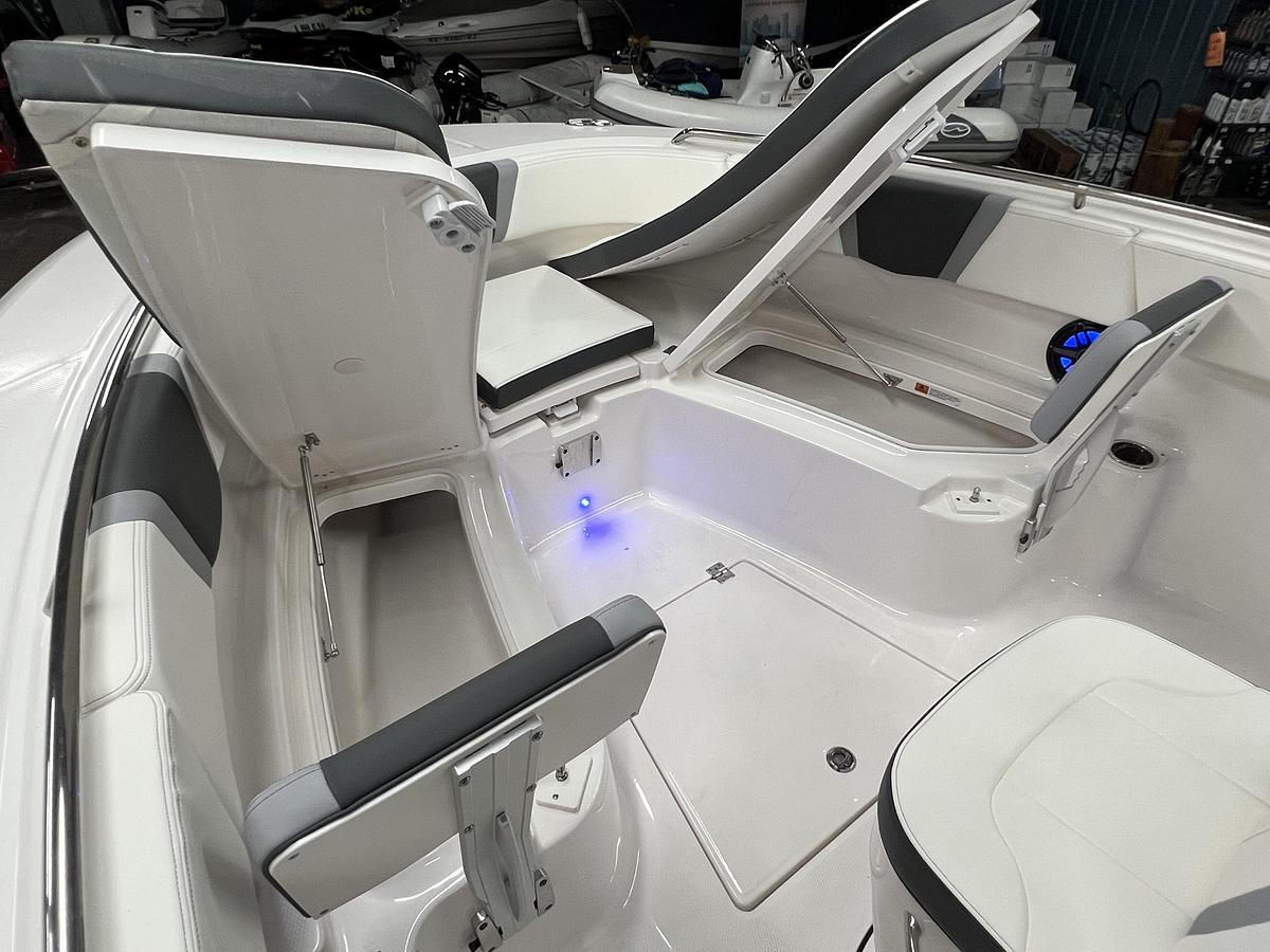 2026 Robalo Center Console R250