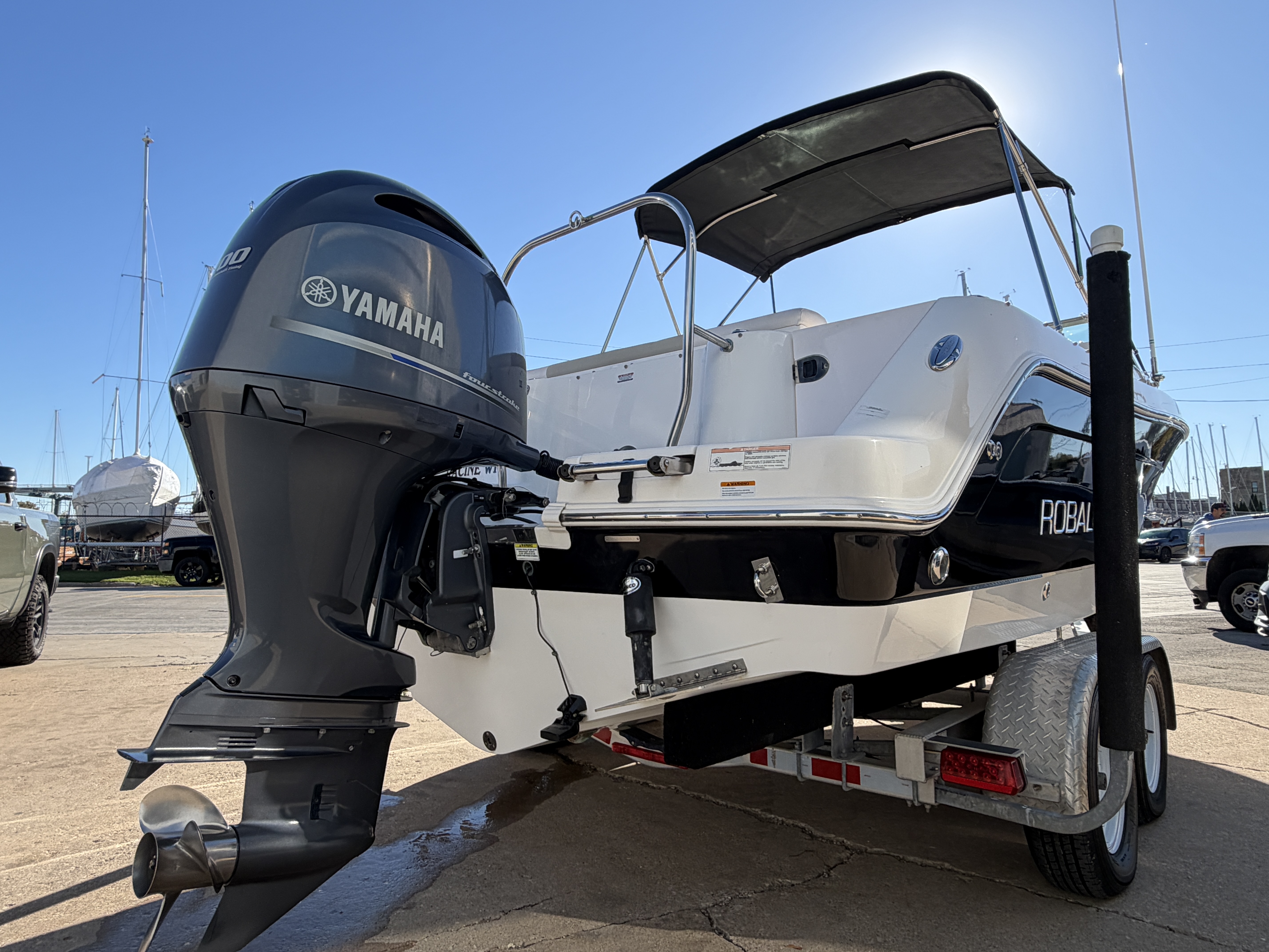 Used 2014 Robalo R227 Dual Console