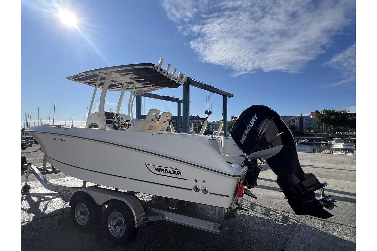 Used 2015 Boston Whaler 220 Outrage