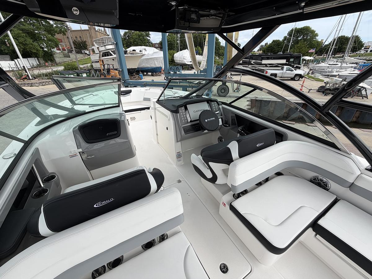 2026 Robalo R317 Dual Console