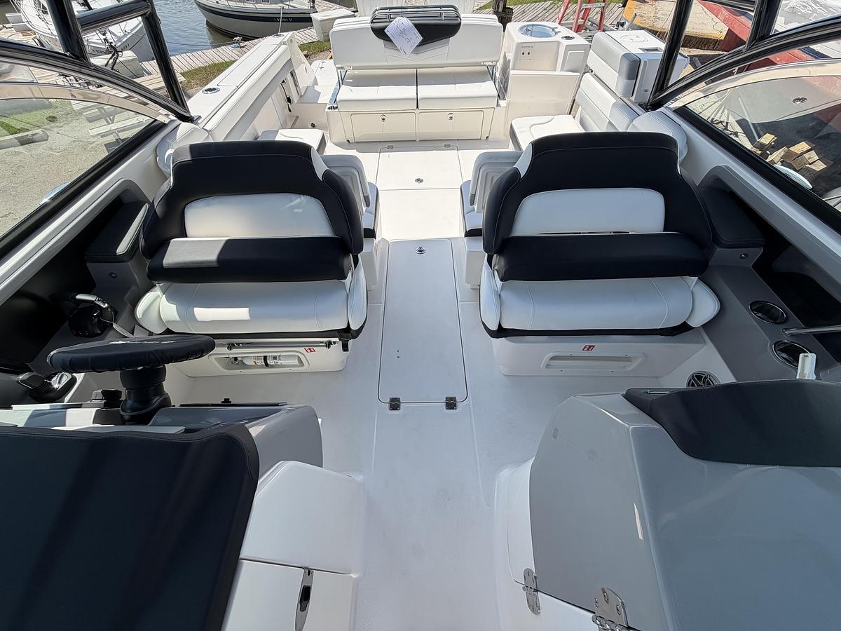 2026 Robalo R317 Dual Console