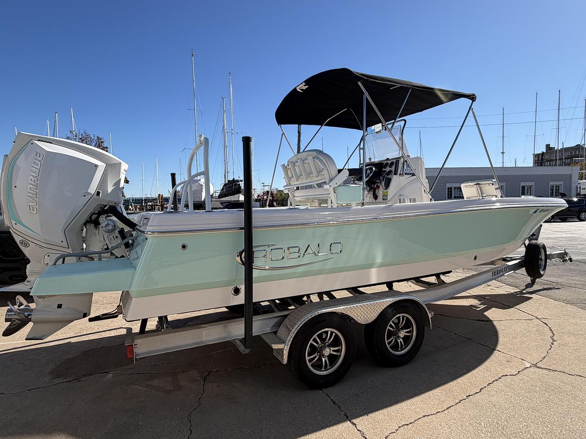 Used 2020 Robalo 226 Cayman