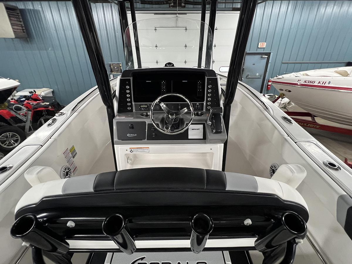 2025 Robalo R230 Center Console