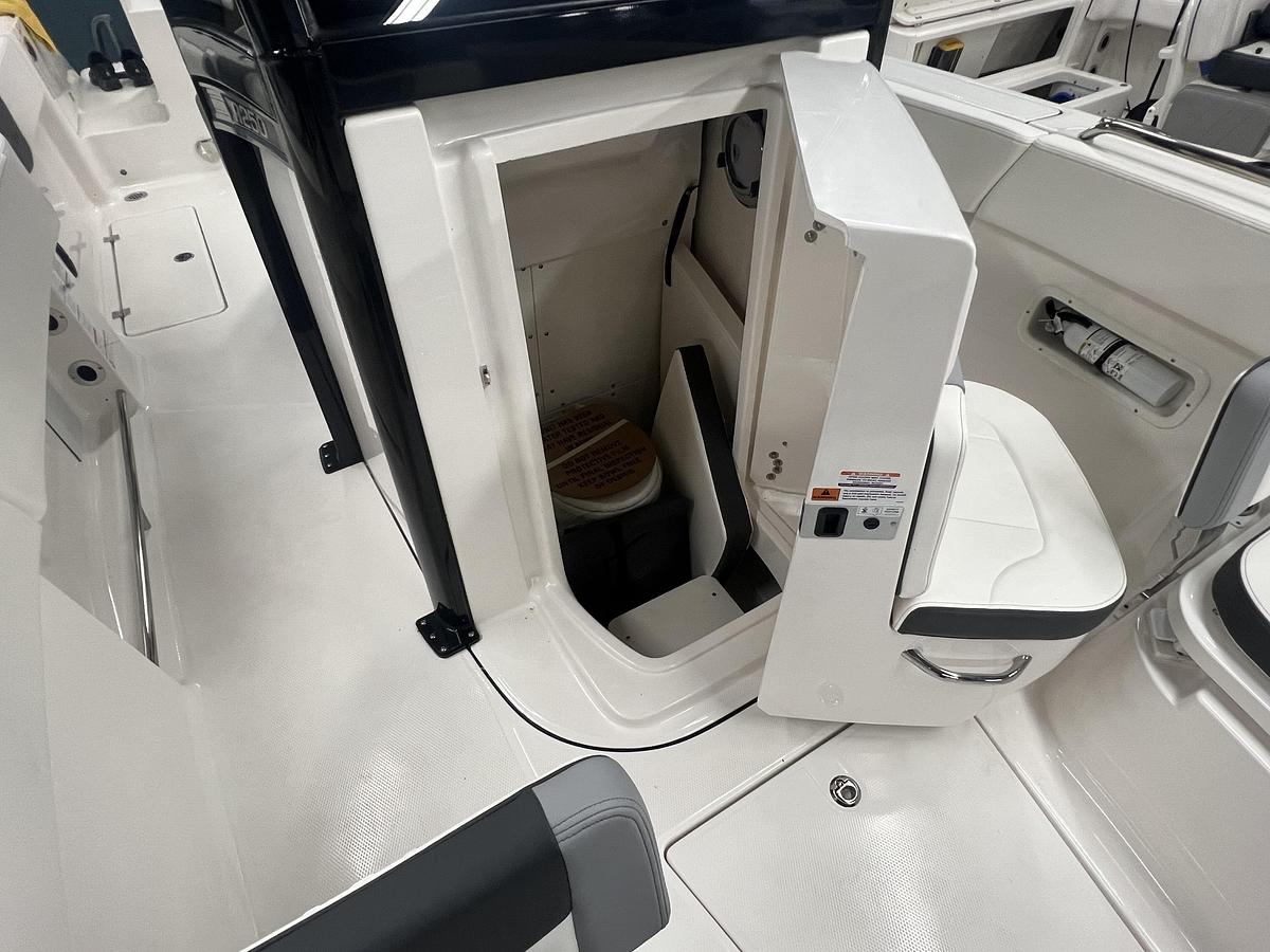 2026 Robalo Center Console R250