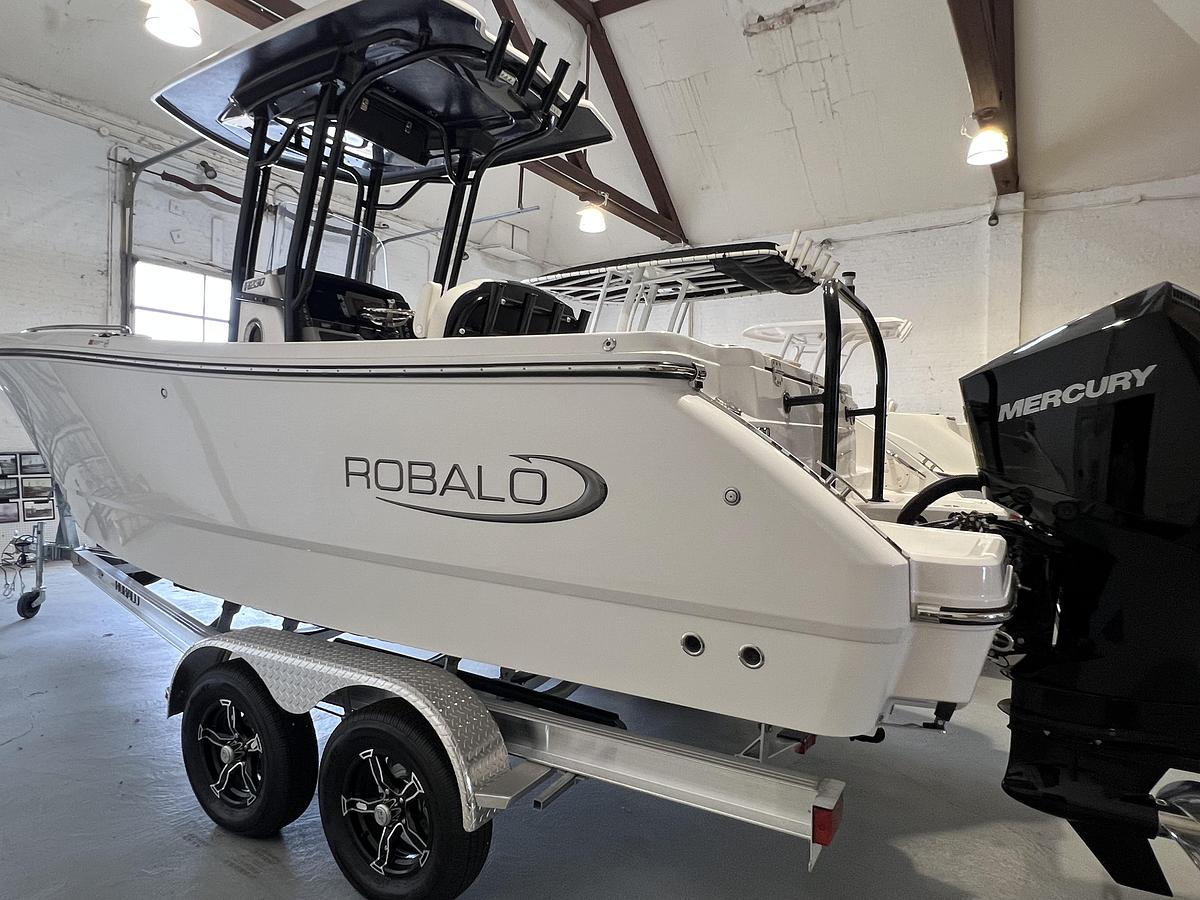 2025 Robalo R230 Center Console