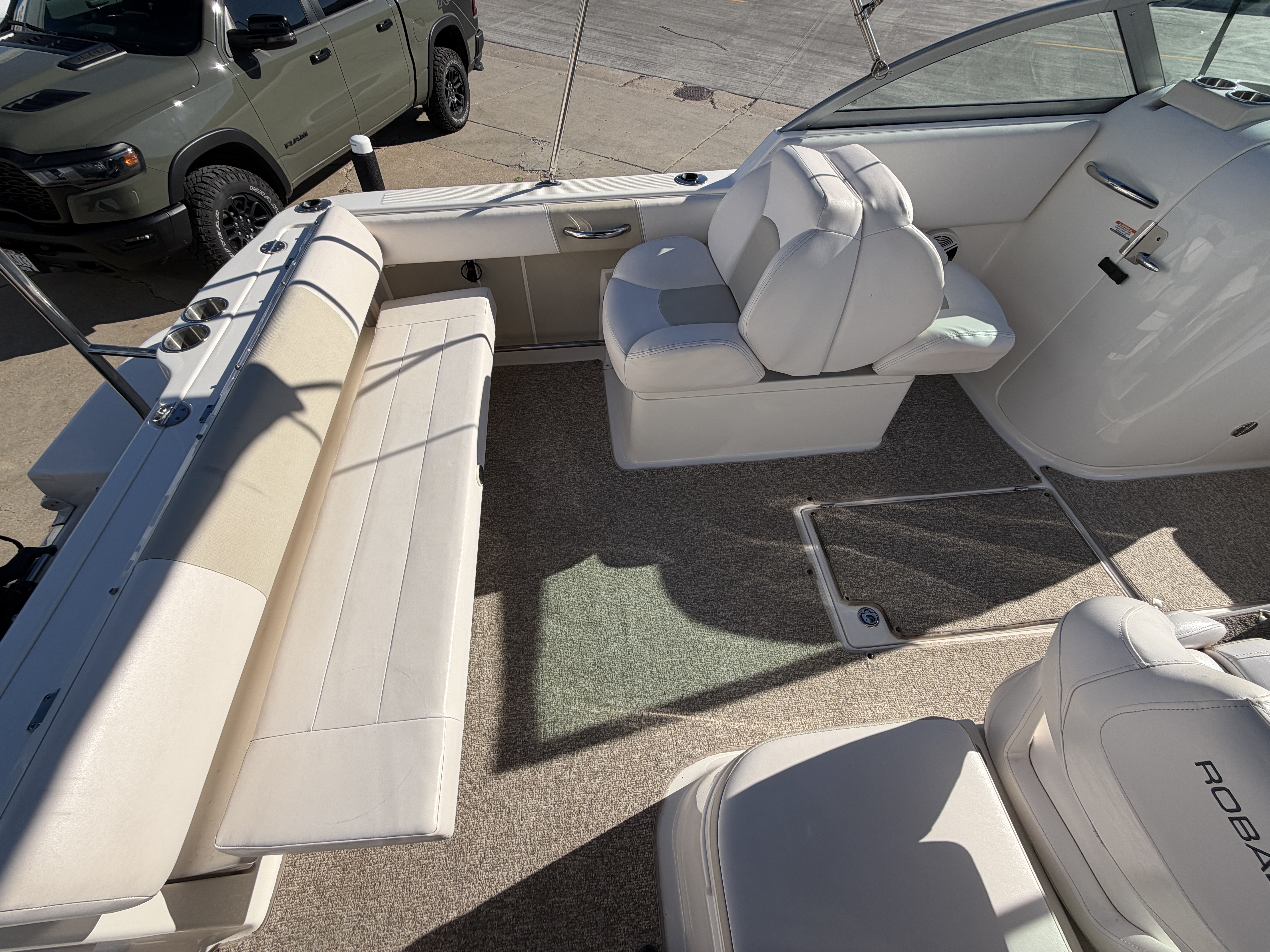 Used 2014 Robalo R227 Dual Console