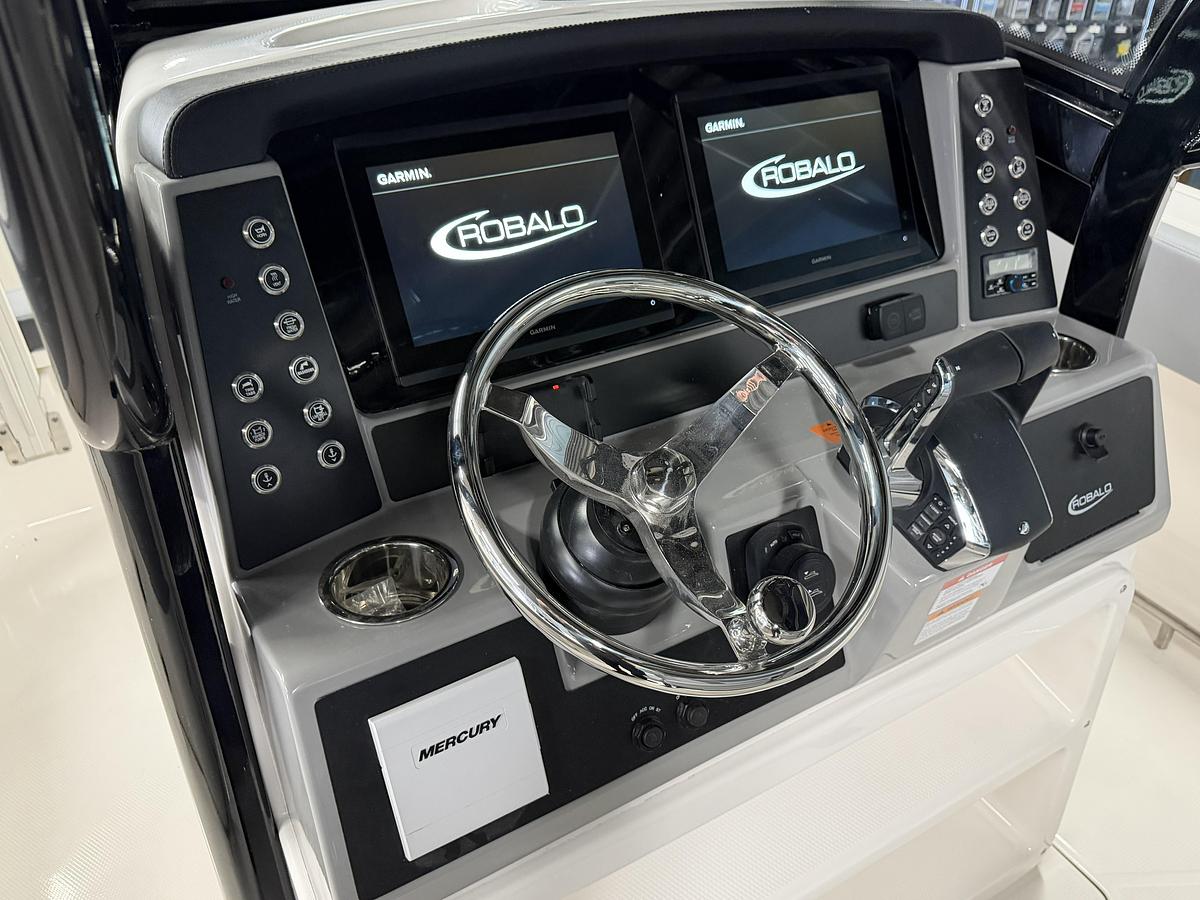 2027 Robalo R250