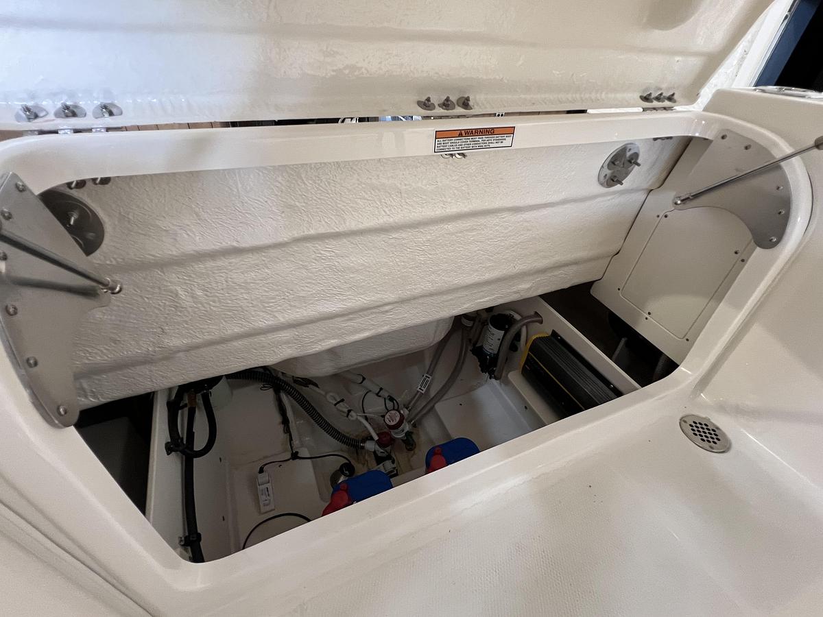 2025 Robalo R230 Center Console