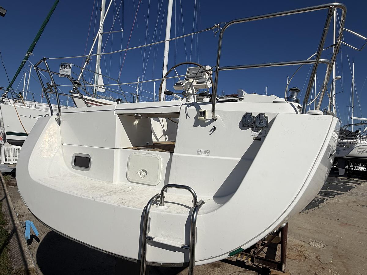 Used 2010 Beneteau Oceanis 34