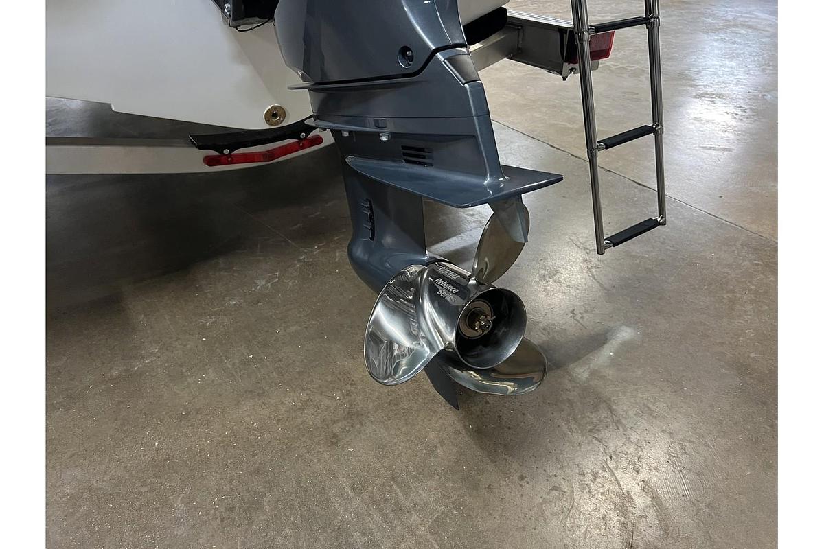 2023 Robalo R-222 White