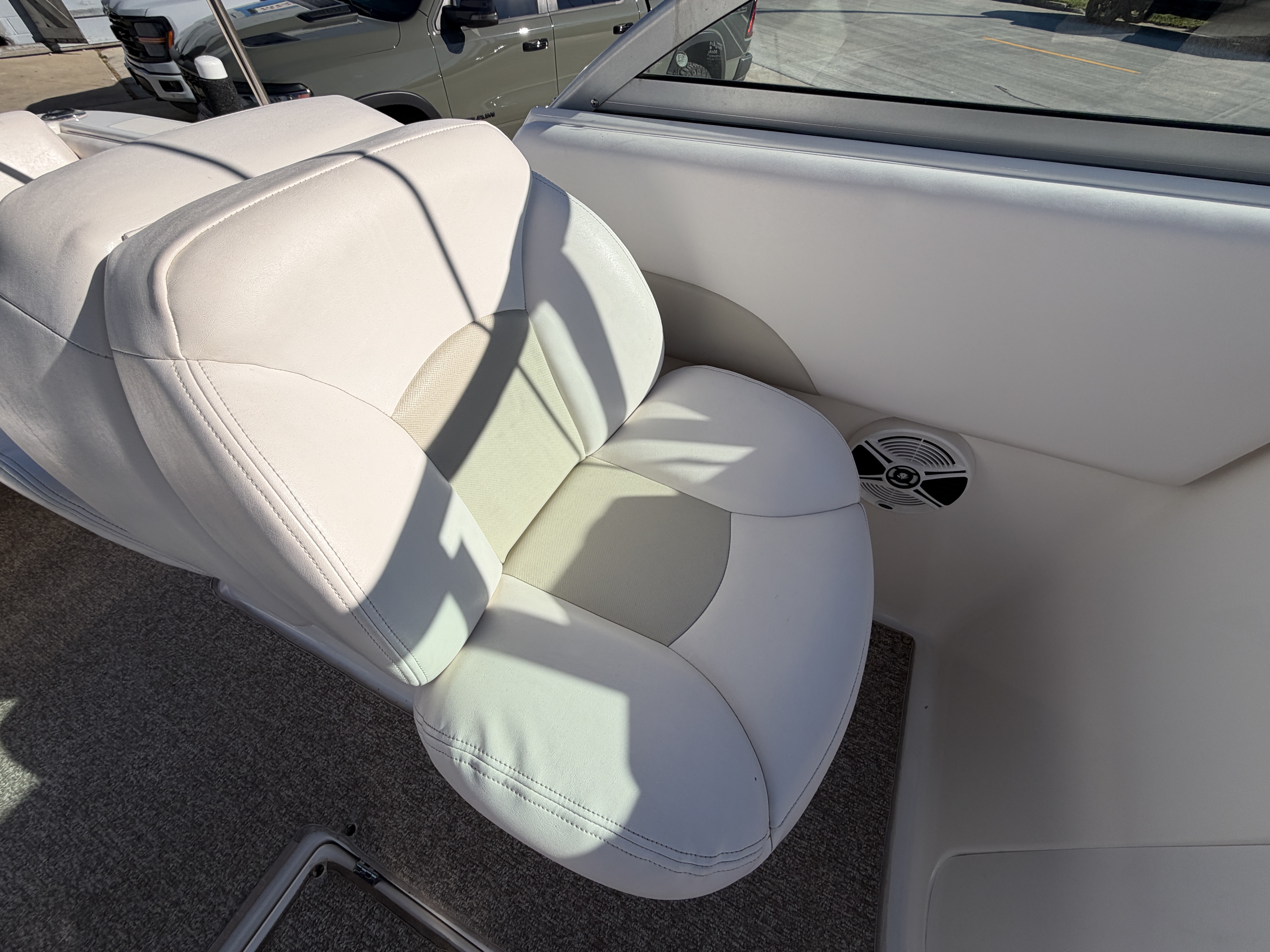 Used 2014 Robalo R227 Dual Console