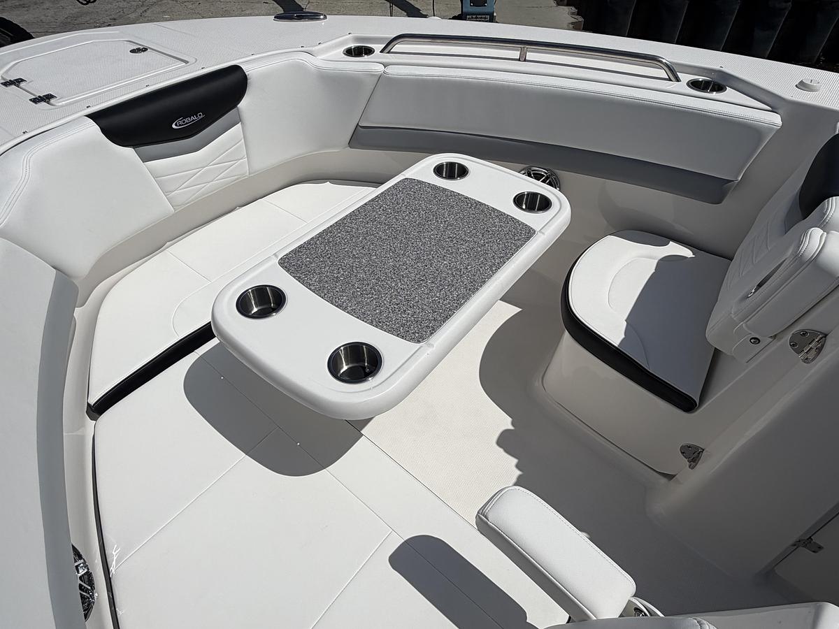 2026 Robalo R317 Dual Console