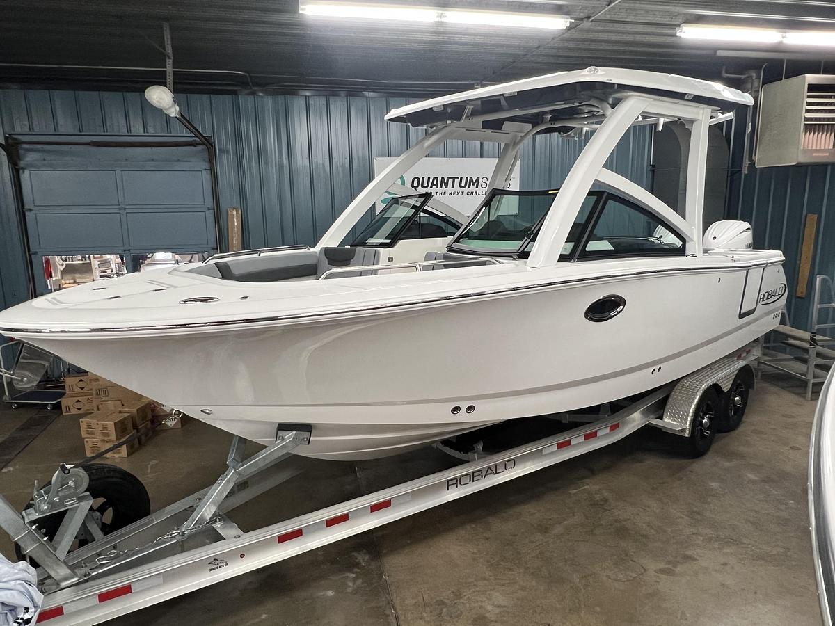 2026 Robalo R257 Dual Console
