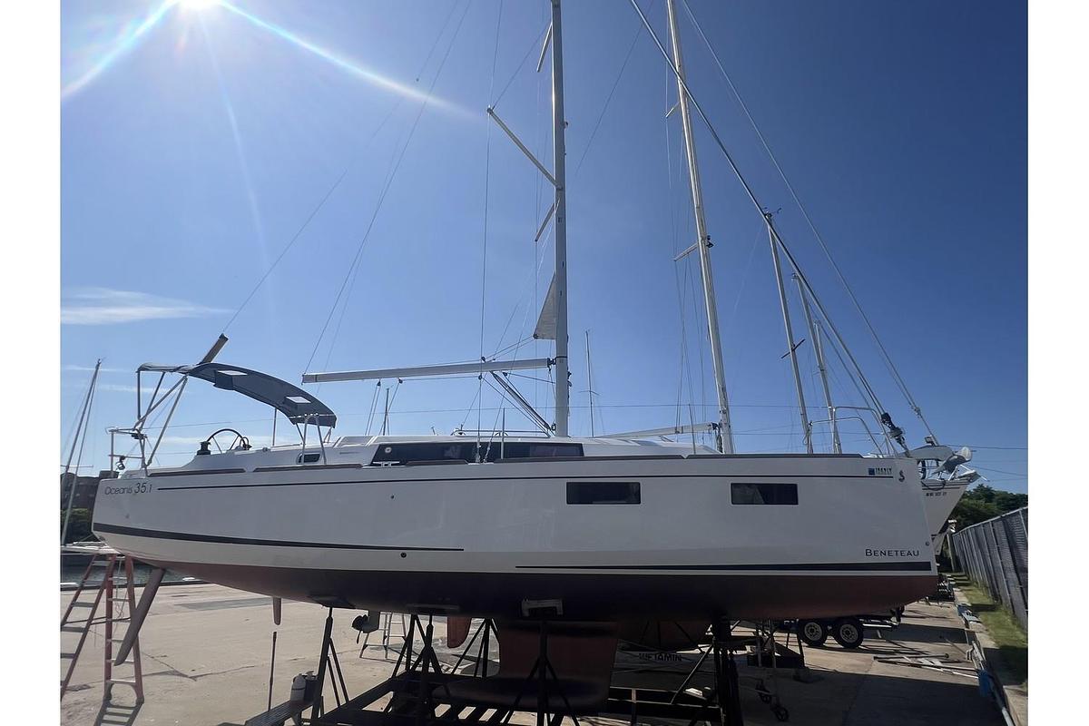 Used 2019 Beneteau Oceanis 35.1