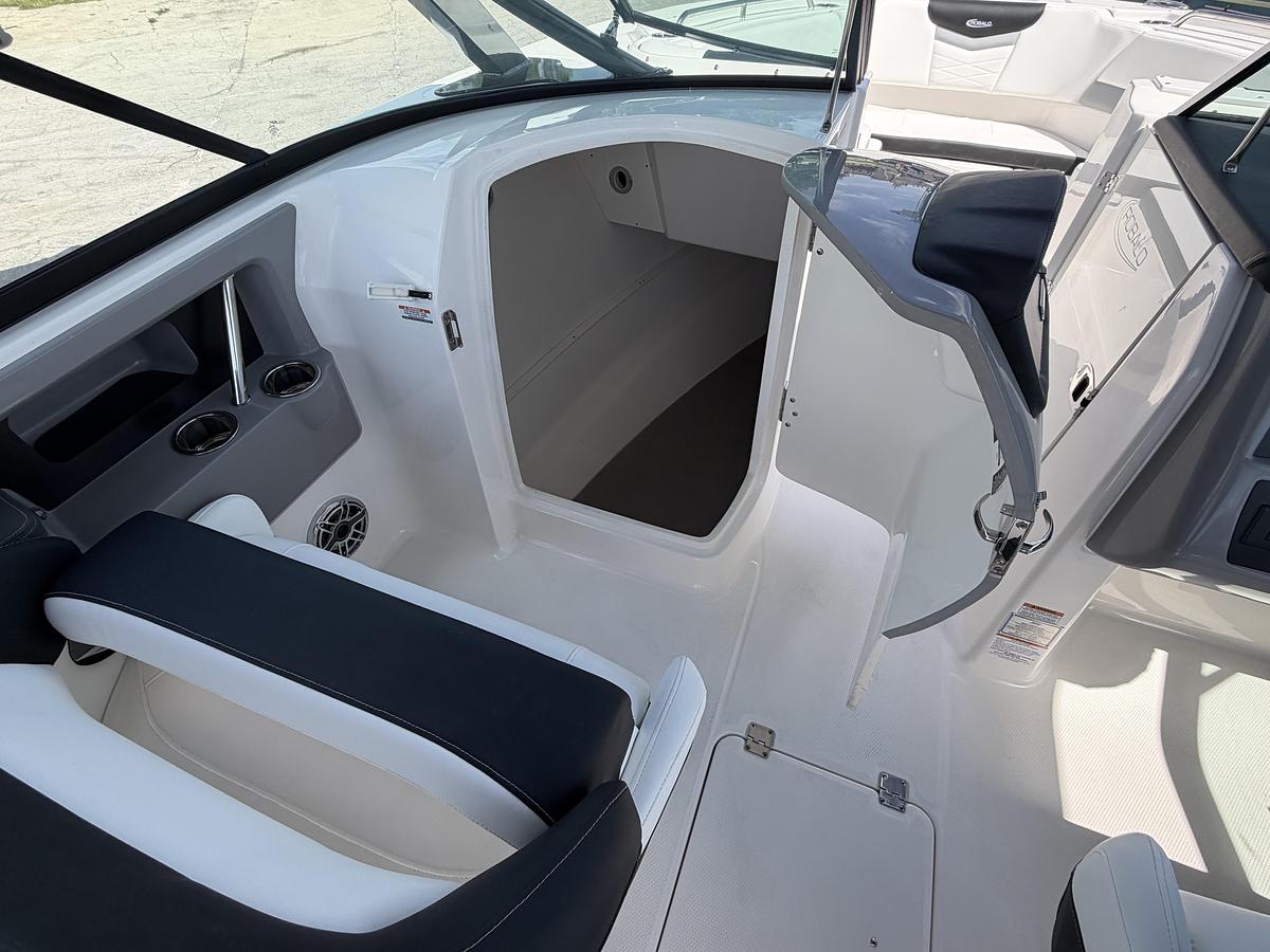 2026 Robalo R317 Dual Console