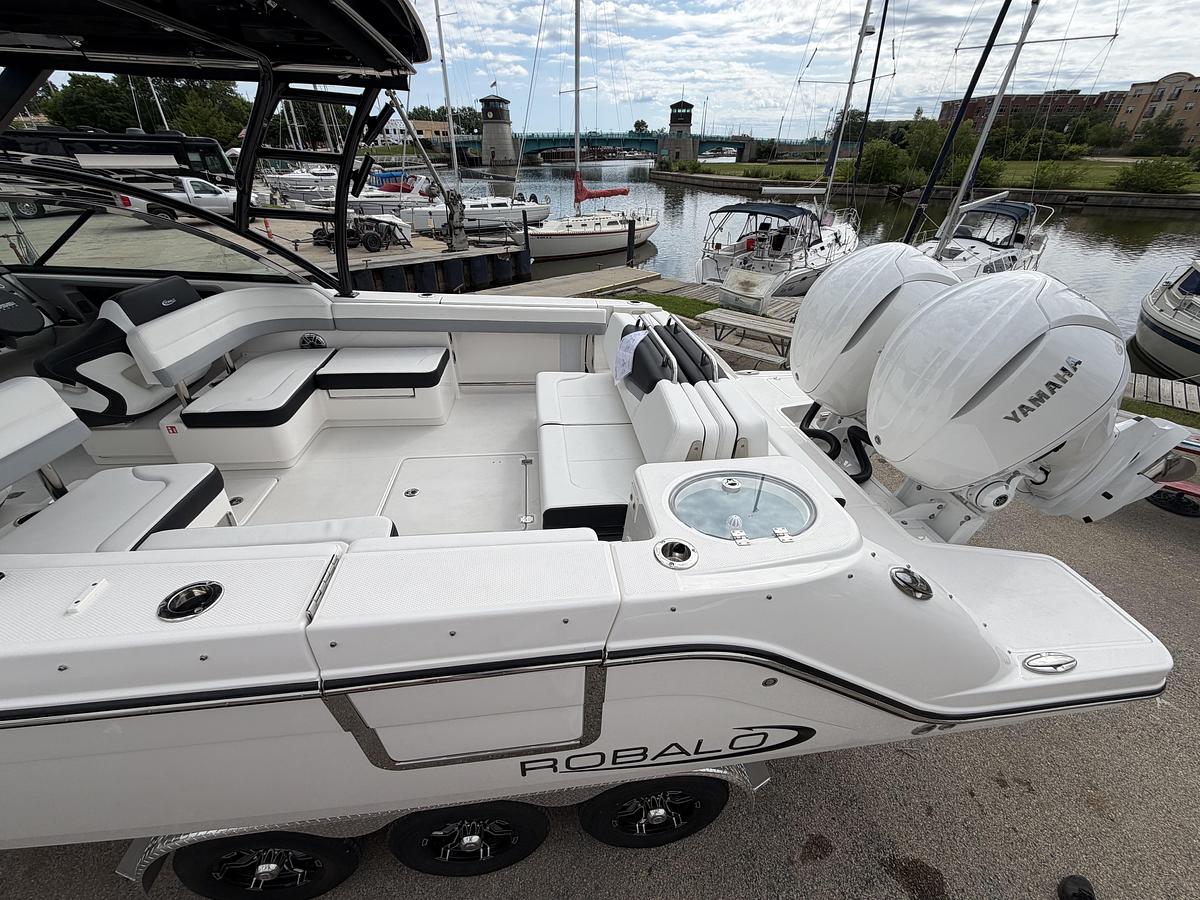 2026 Robalo R317 Dual Console