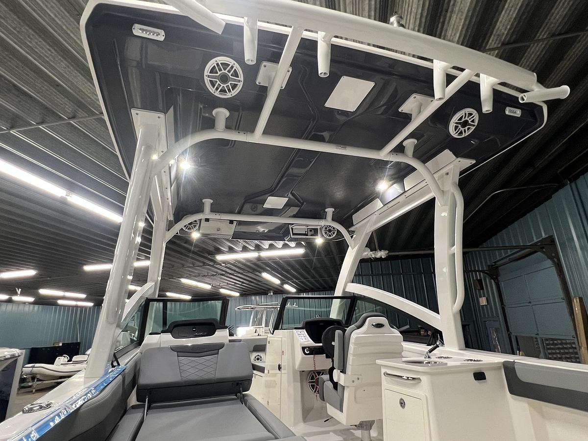 2026 Robalo R257 Dual Console