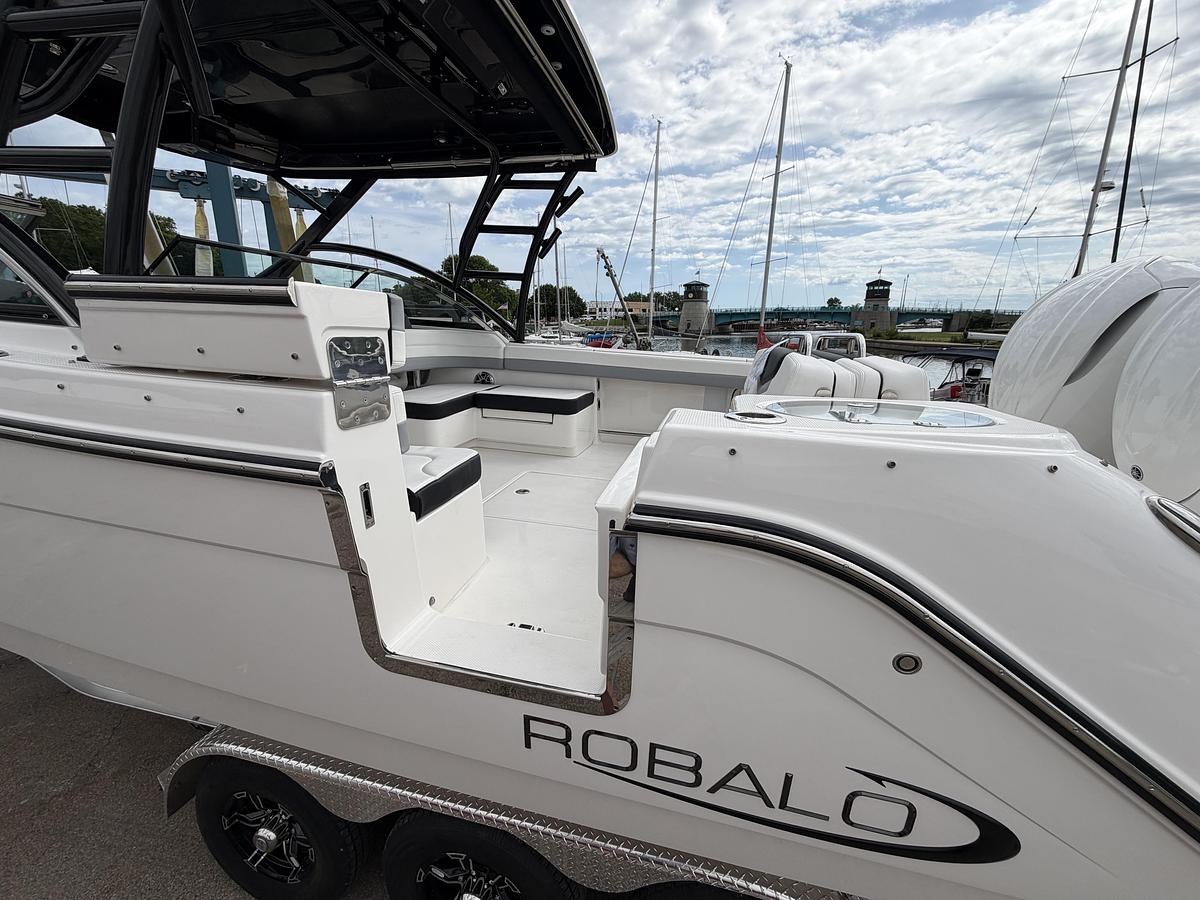 2026 Robalo R317 Dual Console