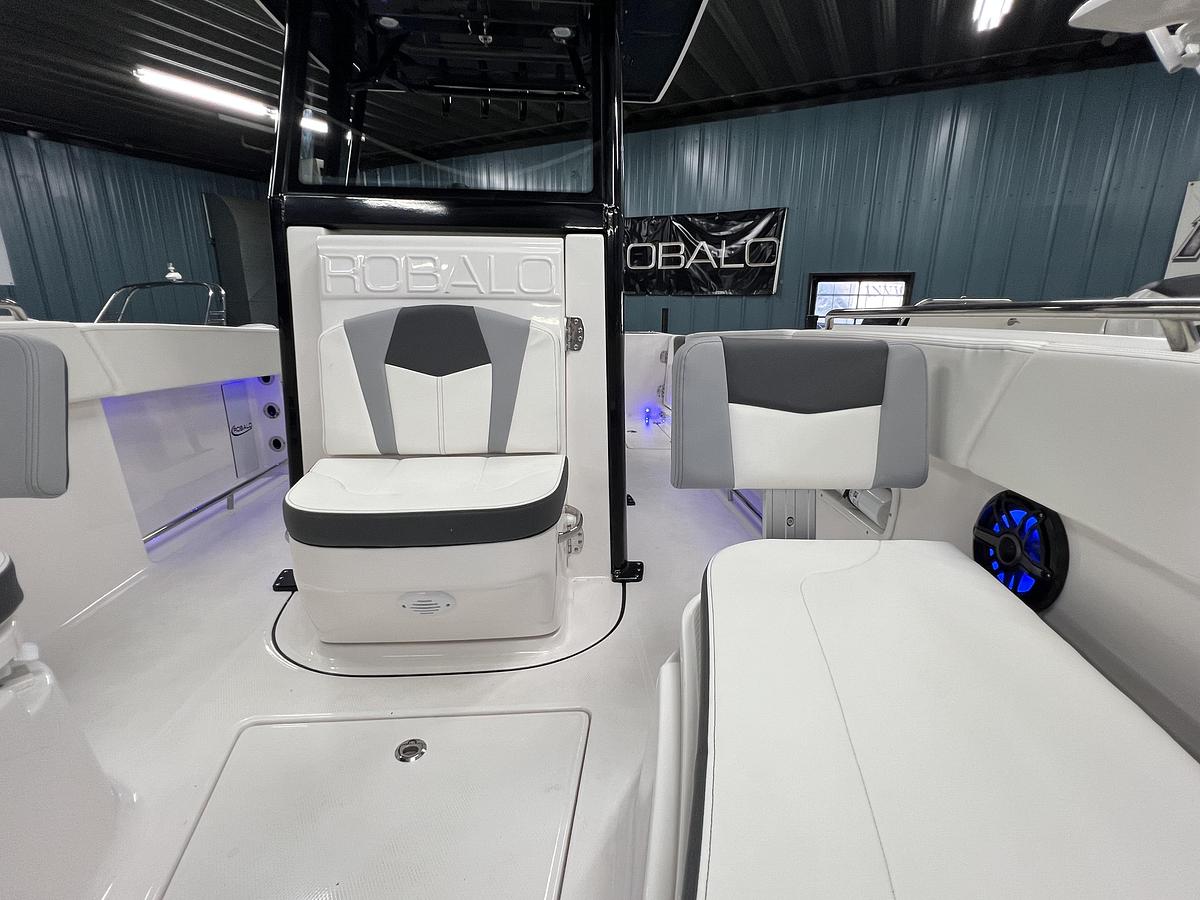 2026 Robalo Center Console R250
