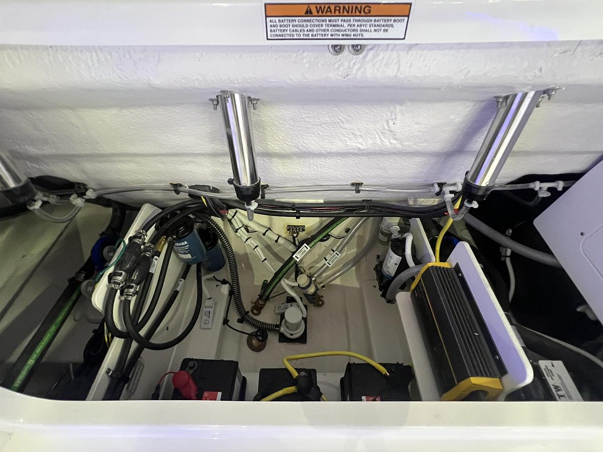 2026 Robalo R257 Dual Console