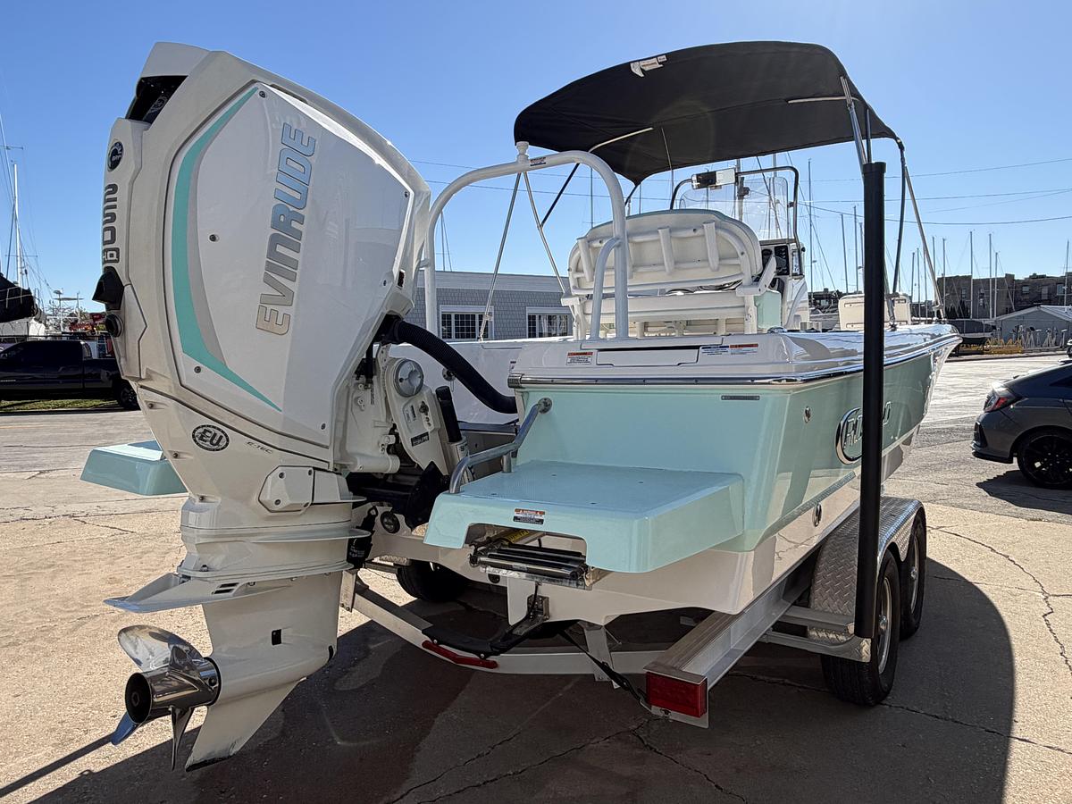 Used 2020 Robalo 226 Cayman