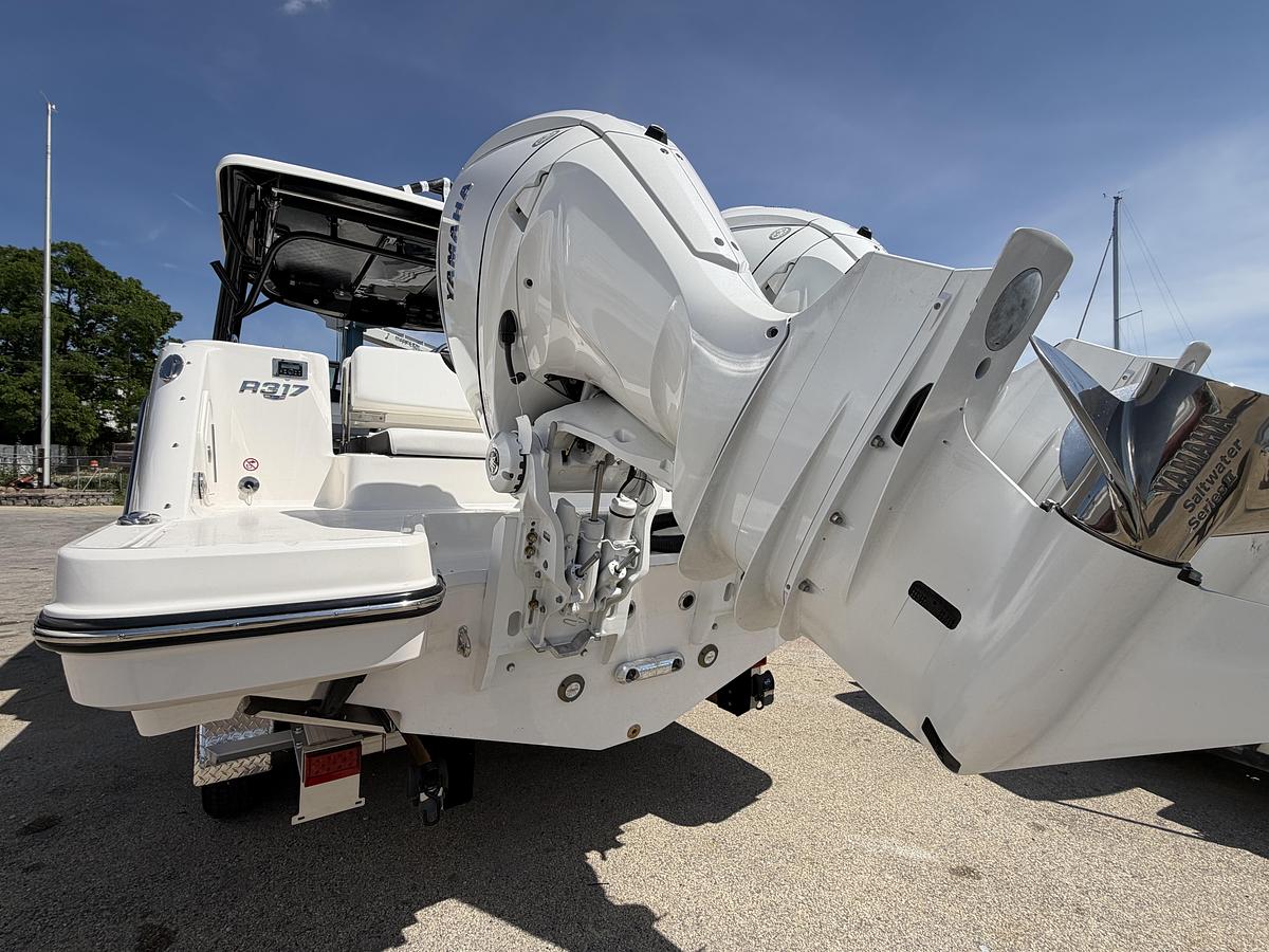 2026 Robalo R317 Dual Console