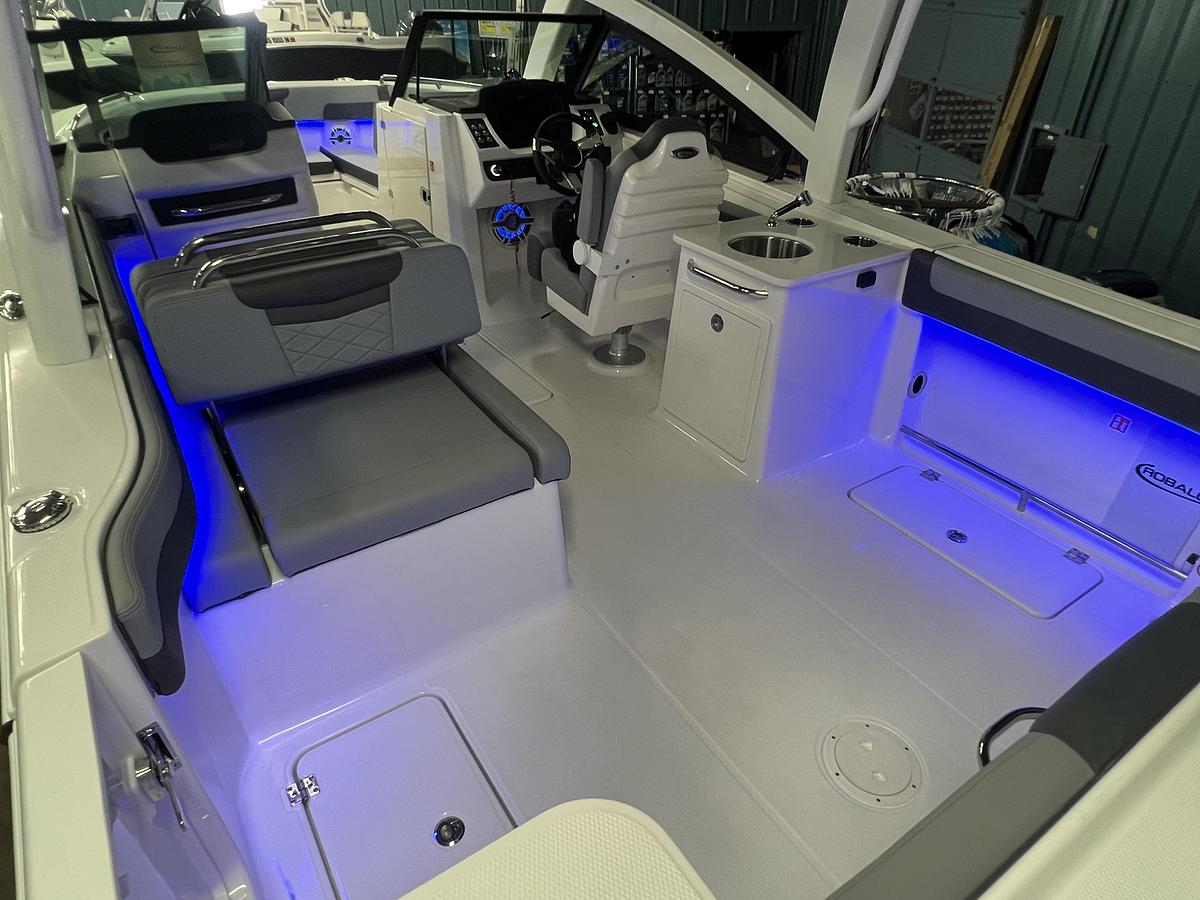 2026 Robalo R257 Dual Console