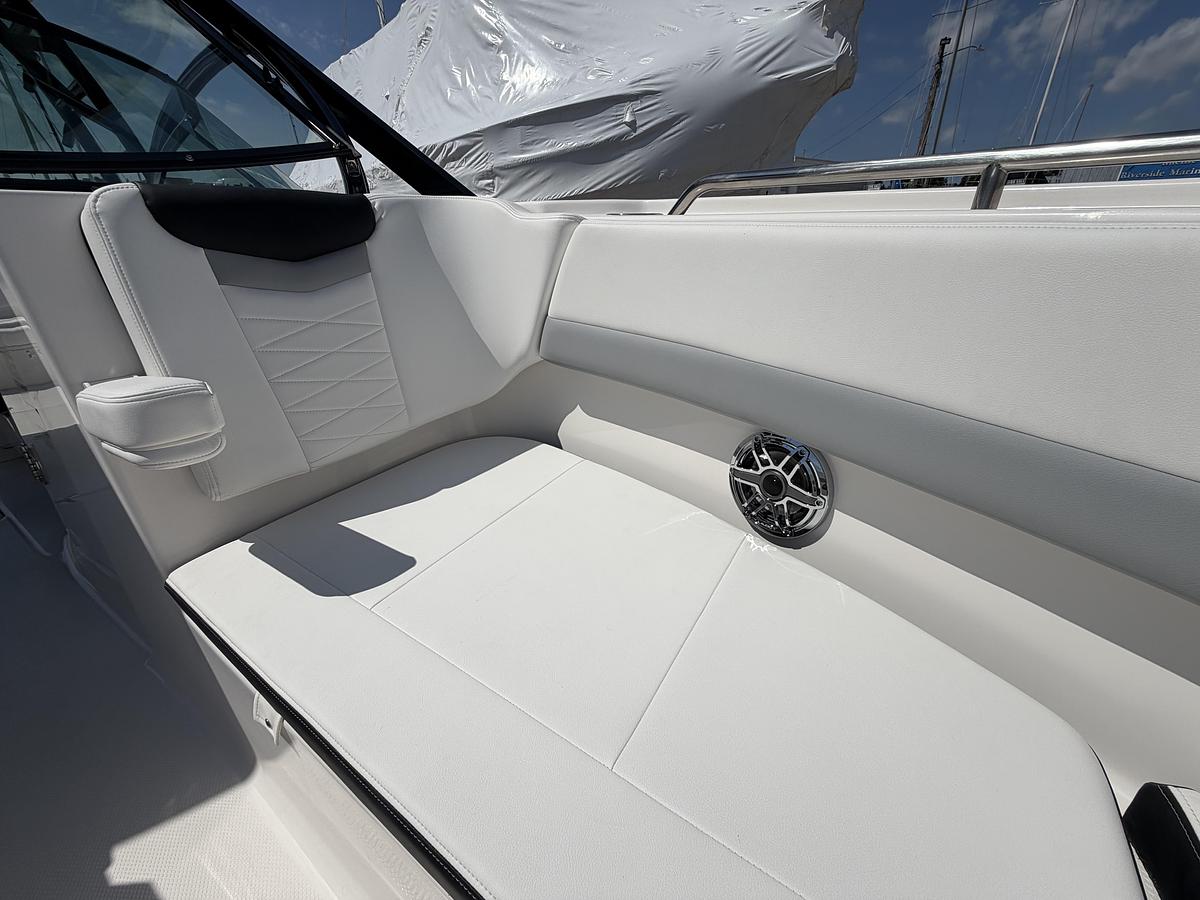 2026 Robalo R317 Dual Console