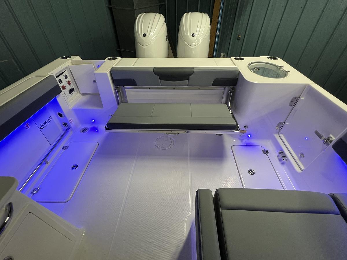 2026 Robalo R257 Dual Console