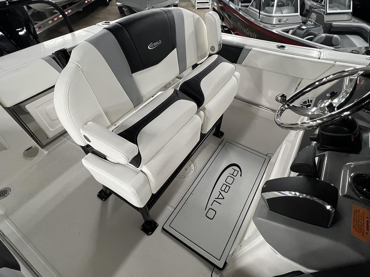 2025 Robalo R230 Center Console