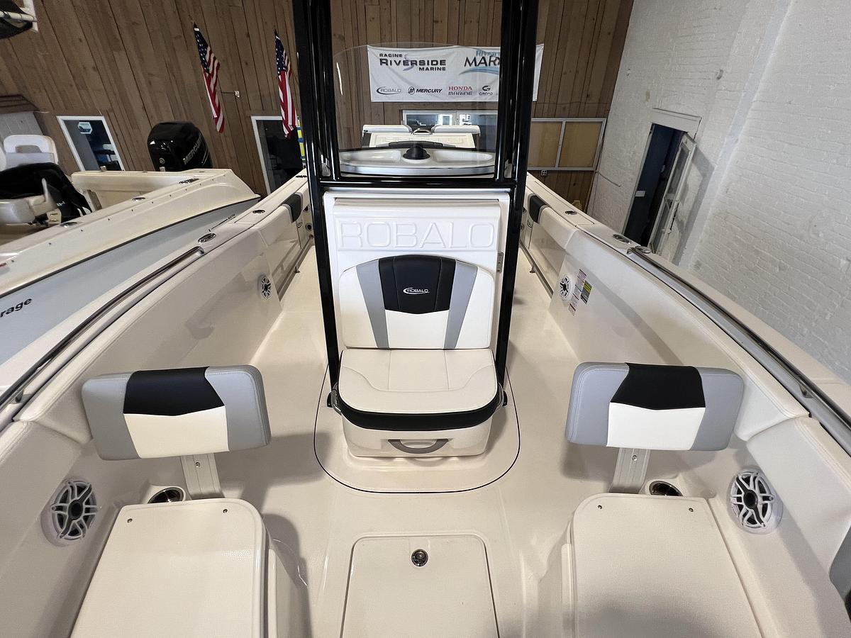 2025 Robalo R230 Center Console