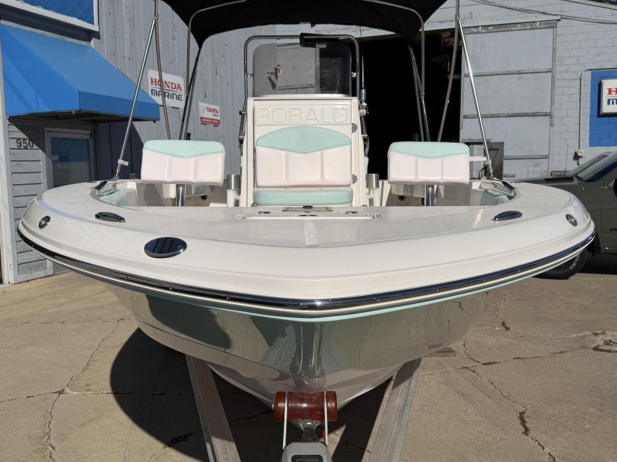 Used 2020 Robalo 226 Cayman