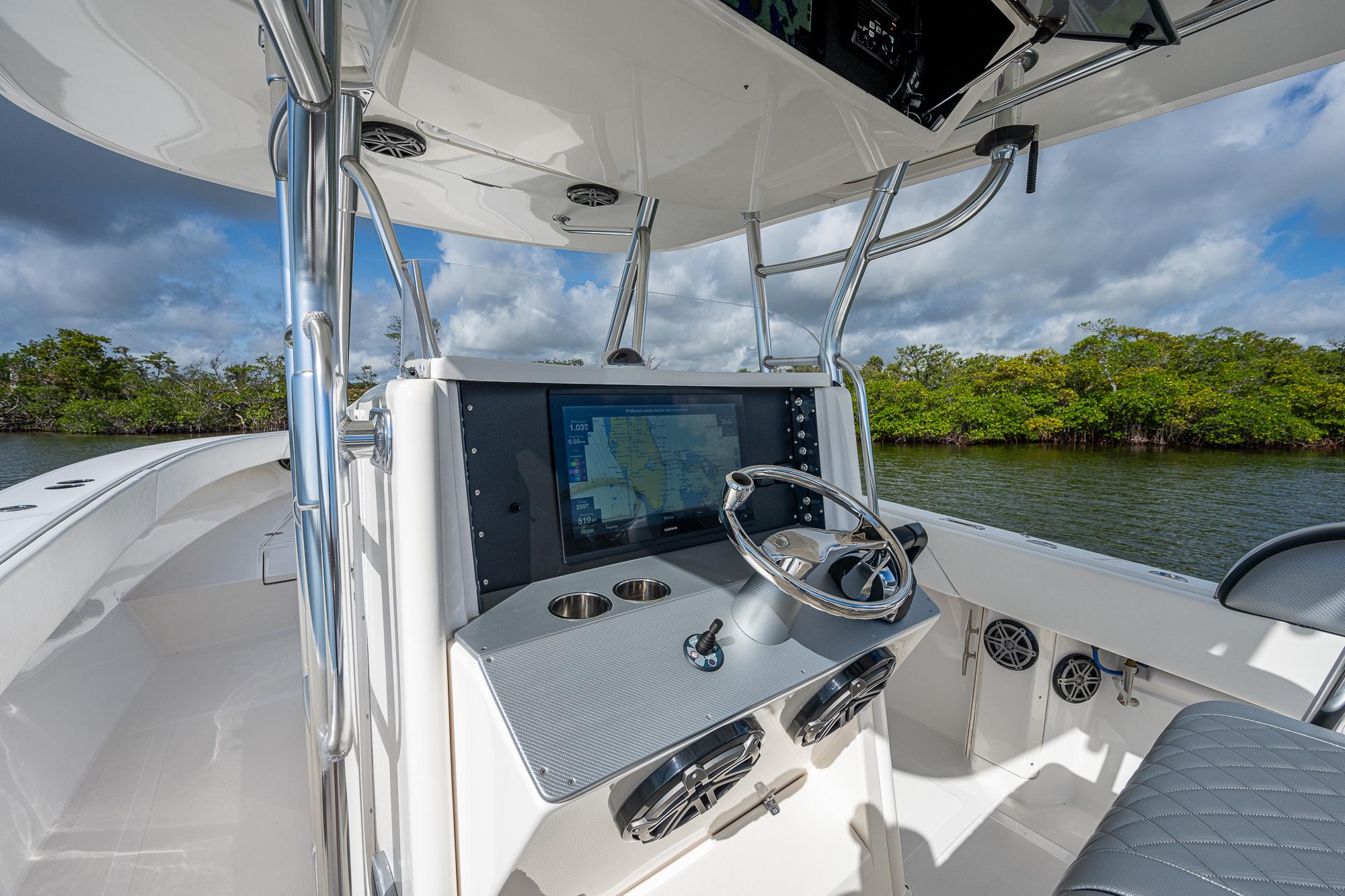 Used 2005 Venture 39 Open